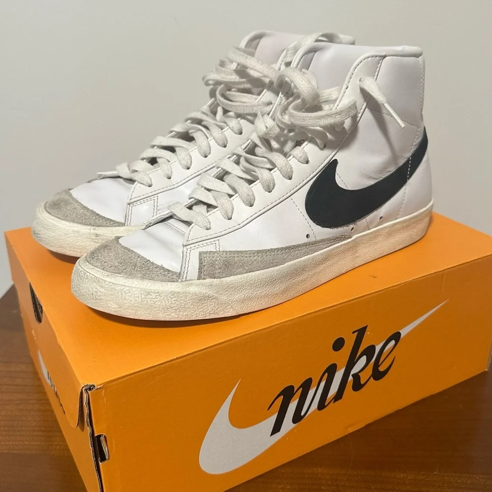 Nike Blazer Mid '77 White and Black Size US Men's 10.5 / Women's 12